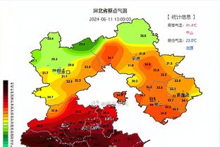 还在抗议！半场结束穆斯卡特还在向四官抗议特谢拉肘击